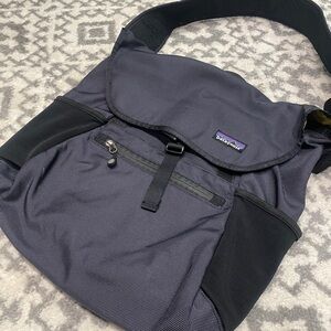 Patagonia Messenger / Shoulder Bag Navy w/ Yellow Interior Durable & Lightweight